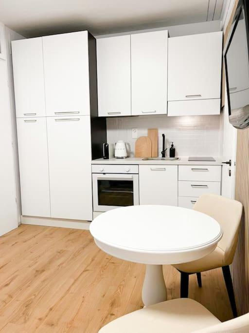 Bright Tiny Studio - Shared Pool & Sauna - Free Parking - Air Condition Muralto Extérieur photo