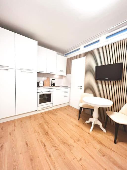 Bright Tiny Studio - Shared Pool & Sauna - Free Parking - Air Condition Muralto Extérieur photo